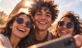 Trois amis prennent un selfie en riant